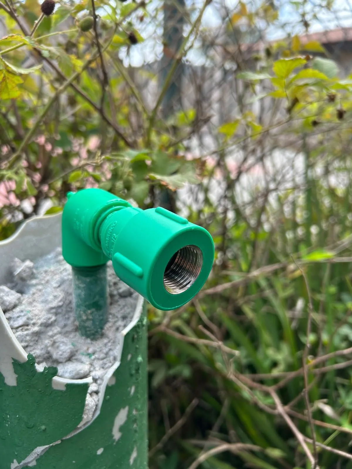 Conexão nova instalada em tubulação de água após conserto
