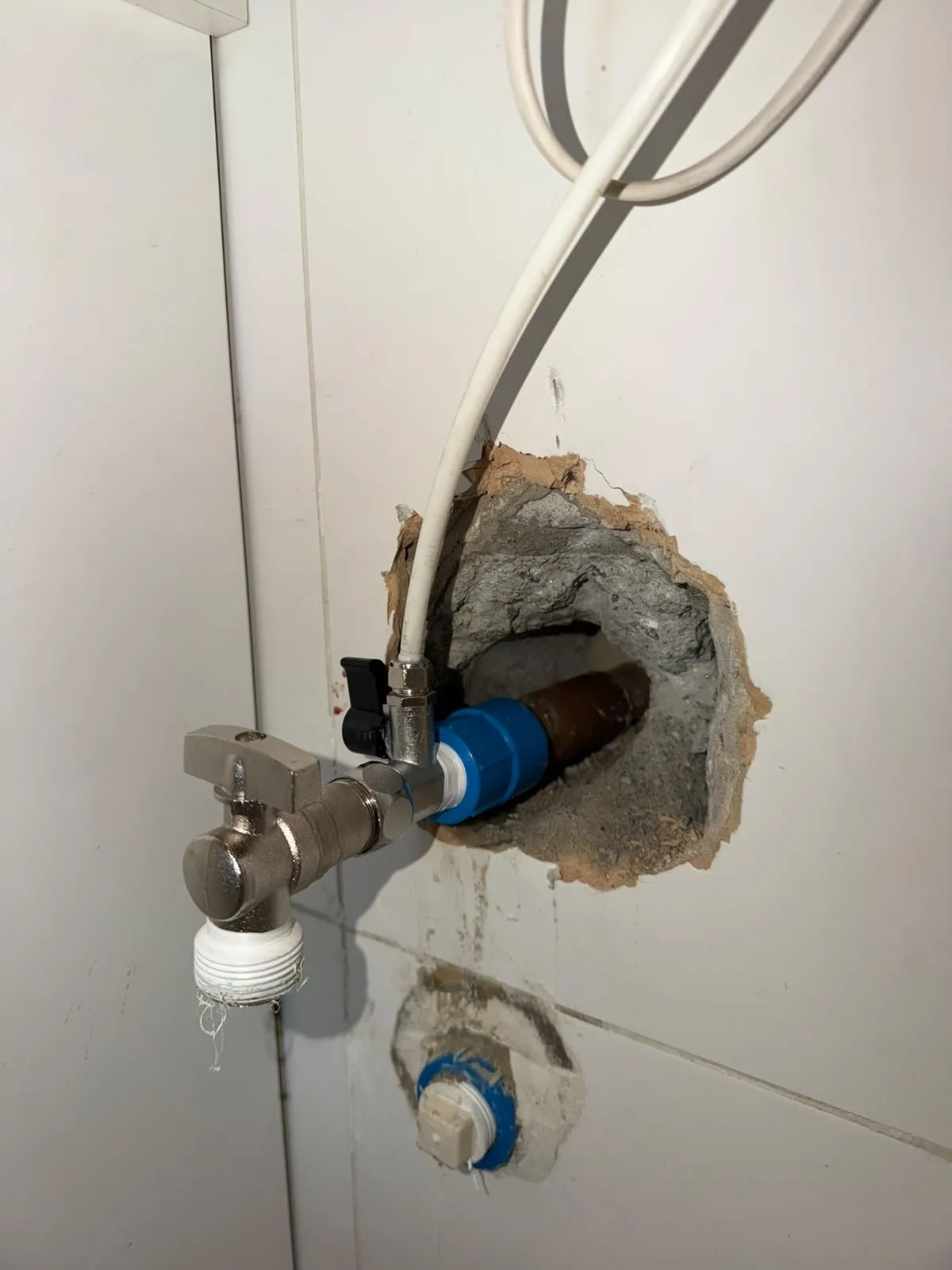 Conserto de tubulação PVC embutida com registro novo instalado na parede