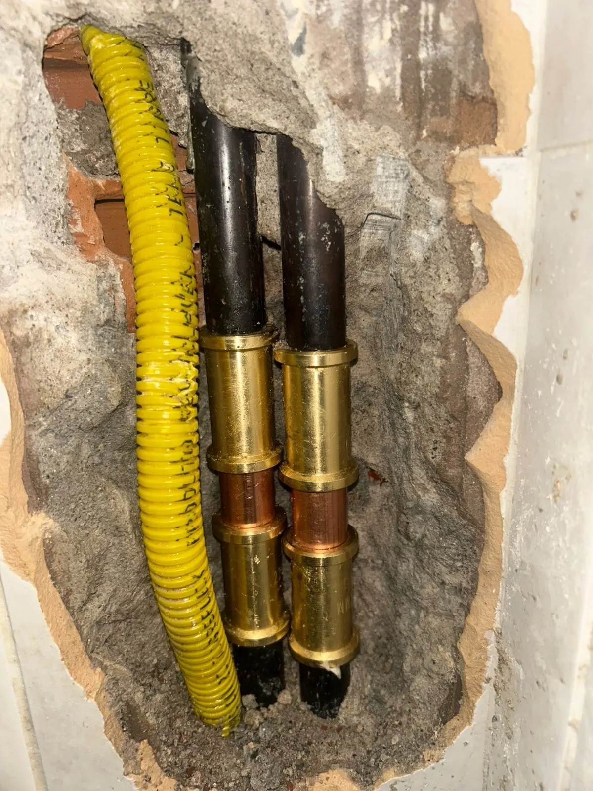 Canos de cobre emendados com luvas de latão após conserto de furo