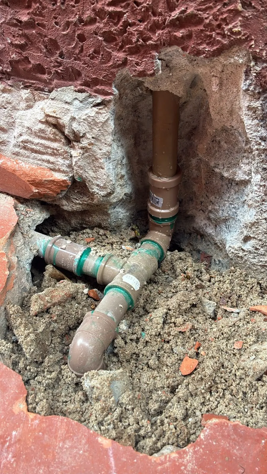 Cano PVC furado consertado com conexões novas dentro da parede