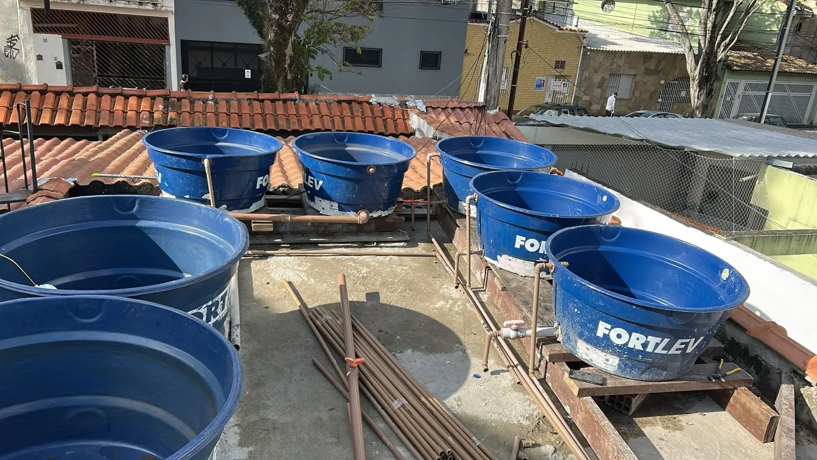 Caixas d’água instaladas na laje de um imóvel em São Paulo