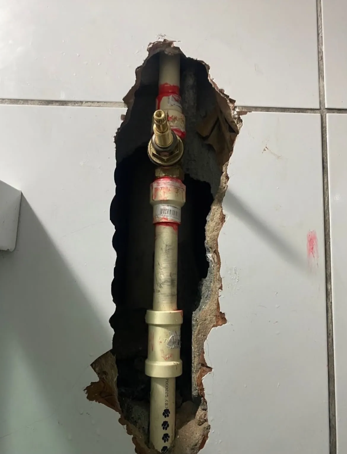 Registro geral novo instalado na tubulação embutida na parede