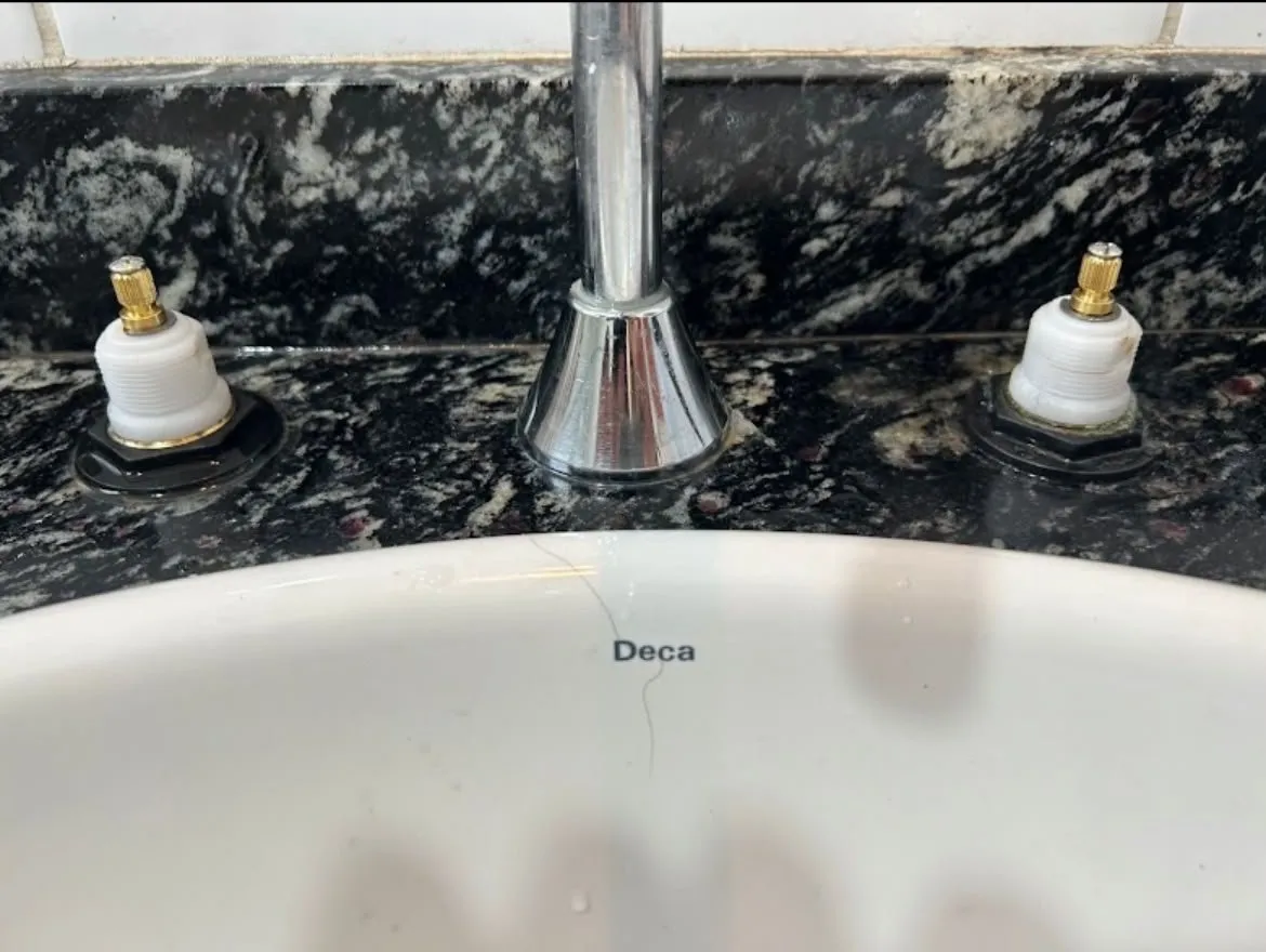 Torneira de lavatório com reparos novos instalados
